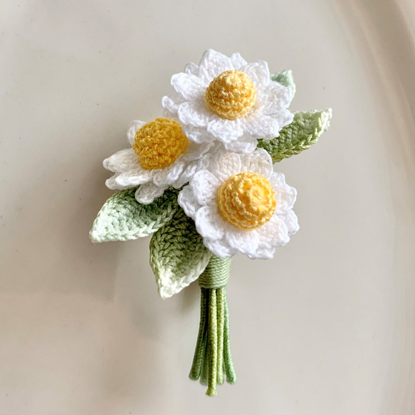 かぎ針で編むルナヘヴンリィのかわいいお花アクセサリー／作品2：カモミールのブローチ