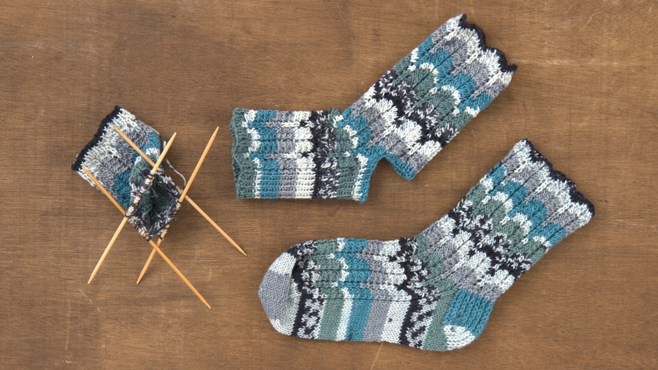 毛糸ひと玉を編み切ろう！棒針で編むスクエアヒールの靴下とアンクルウォーマー