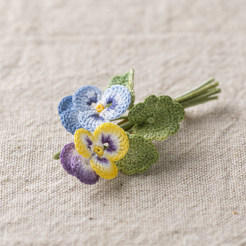 かぎ針で編むルナヘヴンリィのかわいいお花アクセサリー／作品2：パンジーのブローチ