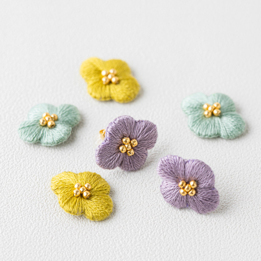 はじめて作る立体刺繍のお花アクセサリー／小花のピアスorイヤリング