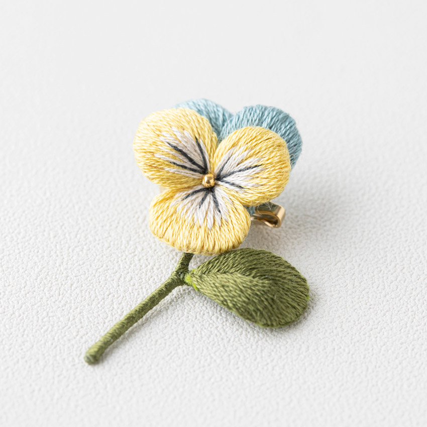 はじめて作る立体刺繍のお花アクセサリー／ビオラのコサージュ