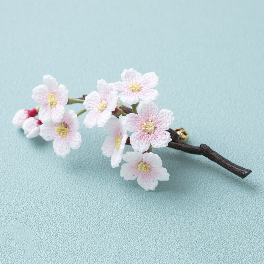 かぎ針で編むかわいいお花アクセサリー／作品1：桜のブローチ