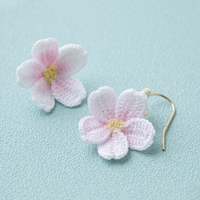 かぎ針で編むかわいいお花アクセサリー／作品2：桜の耳飾り